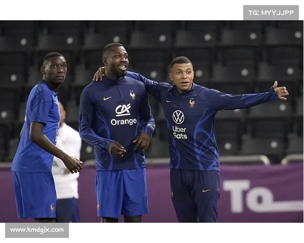 穆阿尼与巴黎计划外球员一起训练为未来发展积累经验 穆阿尼与巴黎计划外球员一起训练为未来发展积累经验